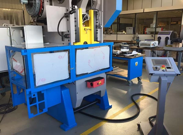 Enceintes grilles et protecteurs spéciaux pour presses industrielles