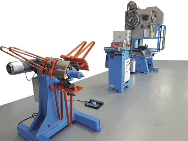 Dérouleurs, redresseurs, amenage pour presses en ligne de production
